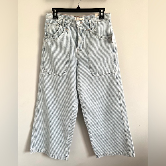 🌟LAST ONE! FREE PEOPLE Piper Mid-Rise Crop Wide-Leg Jeans in Worn Railroad - Picture 8 of 12
